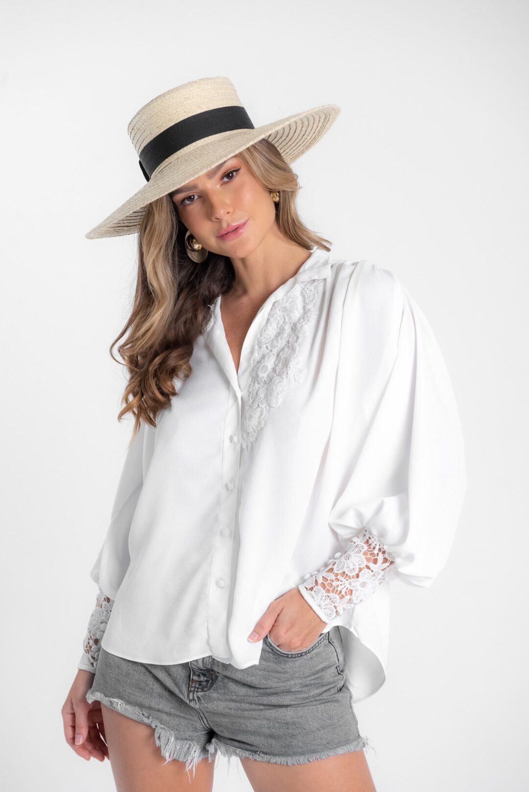 Blusa branca aplicações