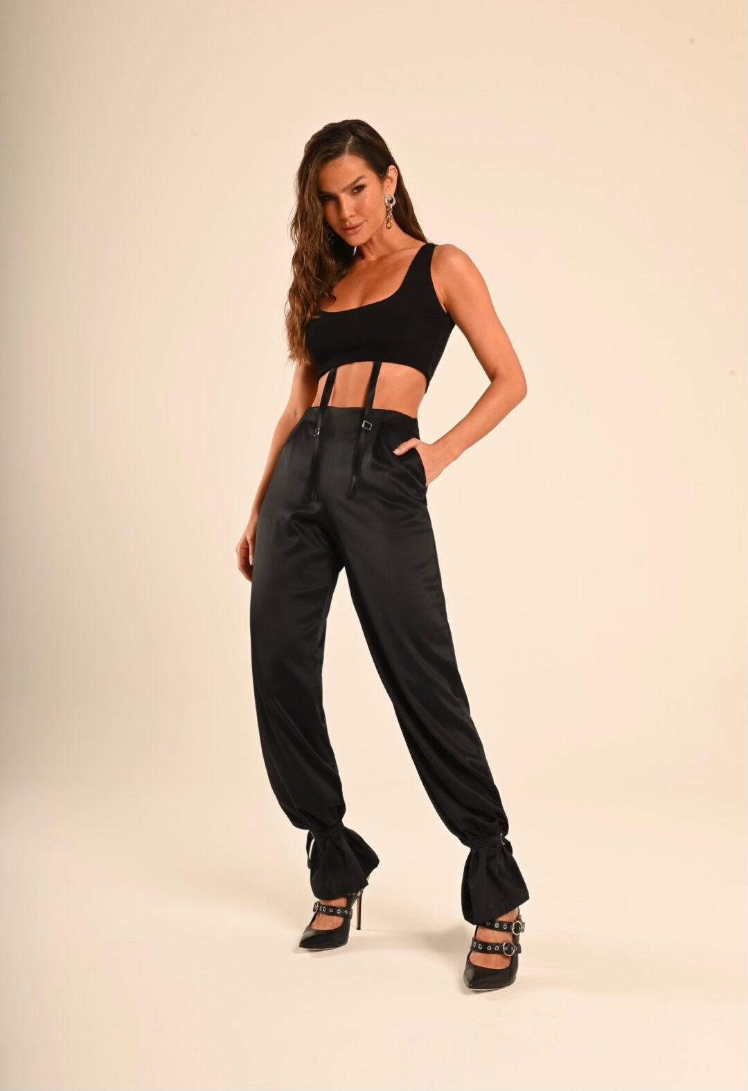 calça preta fivelas