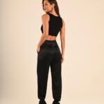 calça preta fivelas