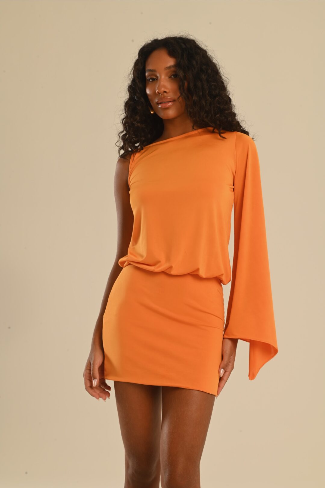 vestido curto manga única laranja Apricot