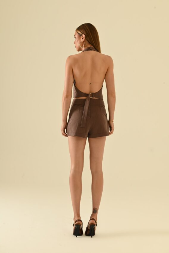 Conjunto short e colete risca de giz mocha